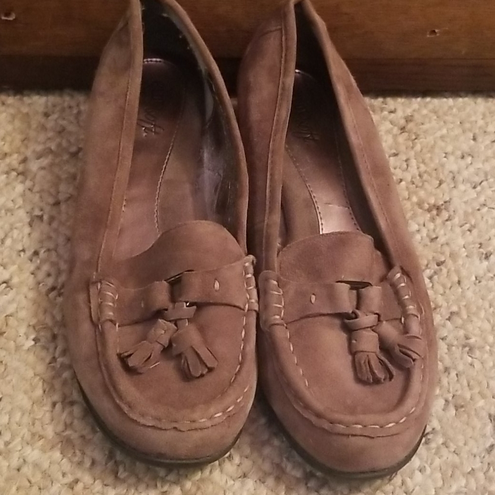 Comfy suede shoes size 8n 1/2